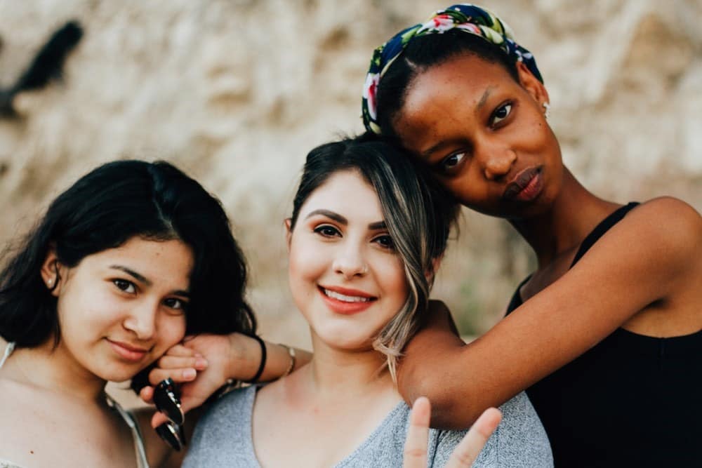 Tres mujeres de diferentes orígenes raciales.