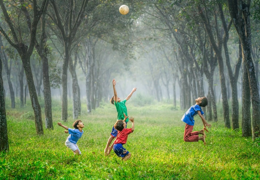 niños multilingües formando fuertes lazos