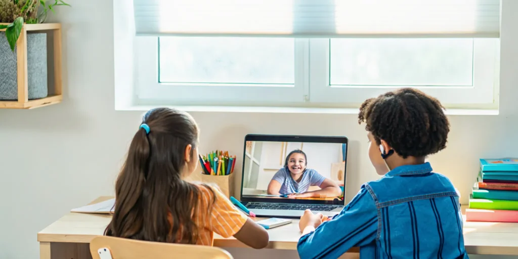 Students learning in an online dual language immersion classroom