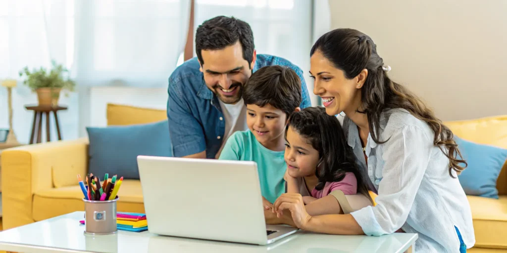 Familia hispana aprendiendo en una escuela en linea bilingue desde su hogar