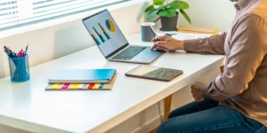 US expat student using a laptop for asynchronous online school.